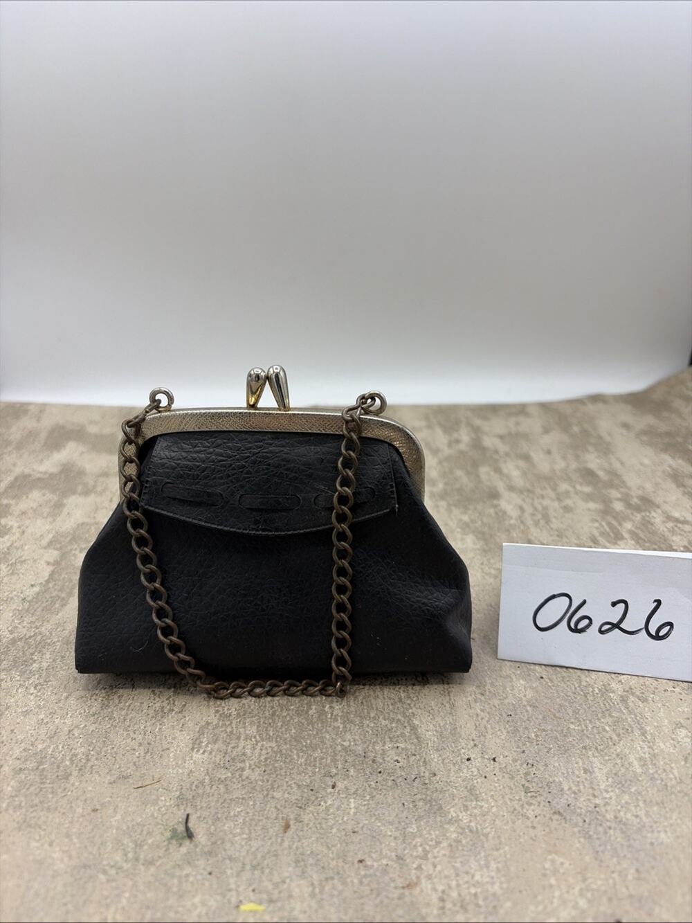 Black Vintage-Style Kiss Lock Small Textured Coin/Purse Short Chain Strap